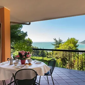 villa-baia-azzurra-111s.hotelitalianriviera.com/